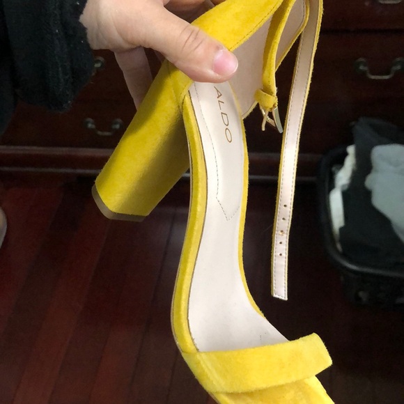 Yellow suede Aldo heels size 6 - Picture 2 of 4